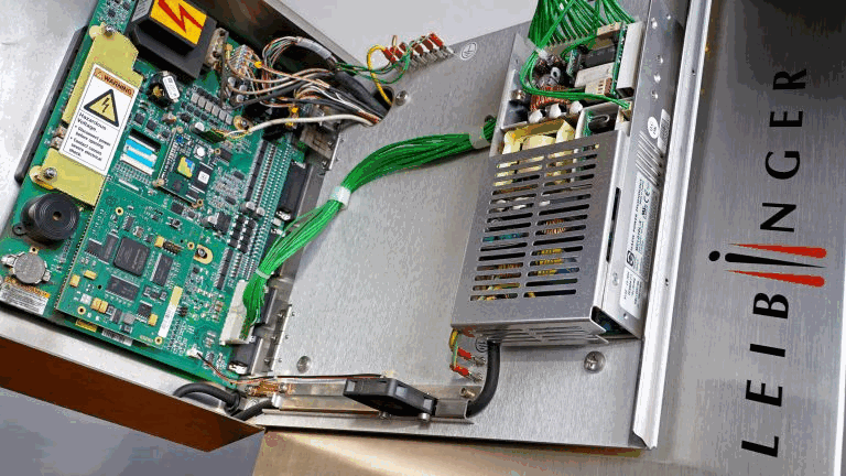 Otwarta drukarka Leibinger podczas serwisu elektroniki i hydrauliki